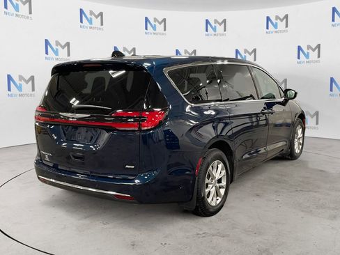 Used 2025 Chrysler Pacifica Select AWD/4WD image 5