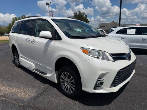 Used 2020 Toyota Sienna XLE w/ XLE Navigation Package FWD image 10