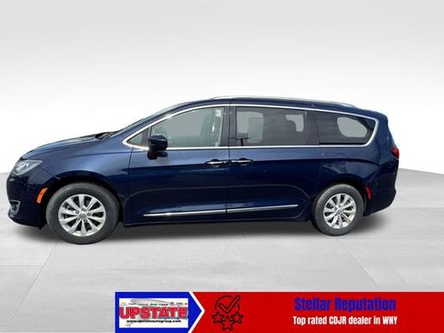 Used 2019 Chrysler Pacifica Touring-L FWD image 4
