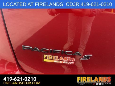 Used 2024 Chrysler Pacifica Limited w/ S Appearance Package FWD image 12