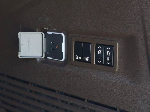 Used 2023 GMC Yukon XL SLT w/ SLT Premium Package RWD image 26