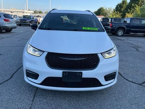 Used 2025 Chrysler Pacifica Limited FWD image 2