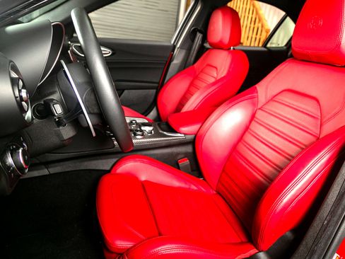 Used 2024 Alfa Romeo Giulia Quadrifoglio image 4