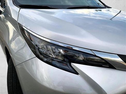 Used 2025 Toyota Sienna XLE FWD image 28