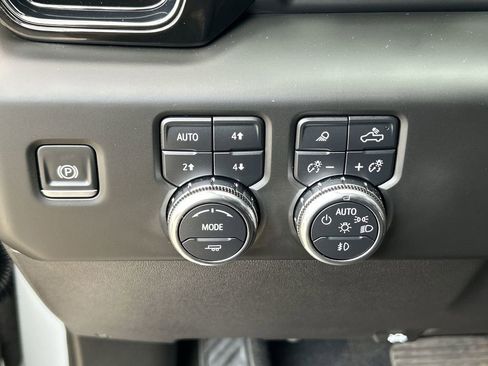 Used 2025 GMC Sierra 1500 AT4 w/ Technology Package AWD/4WD image 18