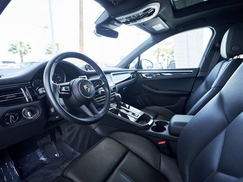 Used 2024 Porsche Macan image 2