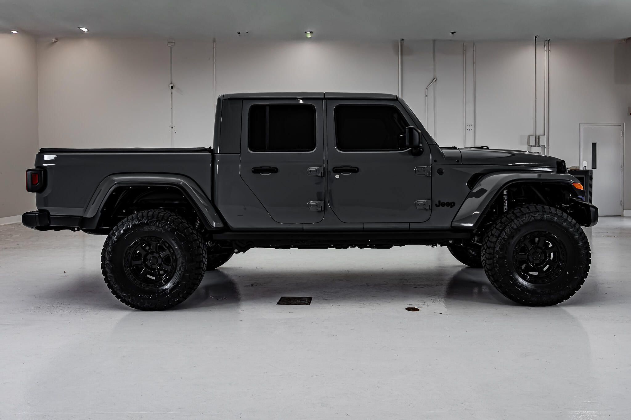 Used 2025 Jeep Gladiator Sport AWD/4WD image 11