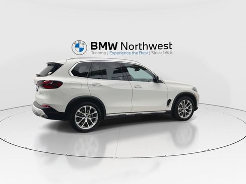 Used 2025 BMW X5 xDrive40i w/ Parking Assistance Package AWD/4WD image 4