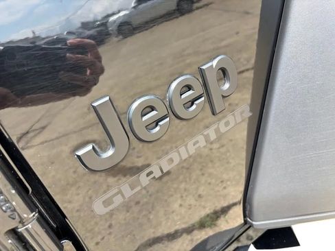 Used 2021 Jeep Gladiator Sport AWD/4WD image 9
