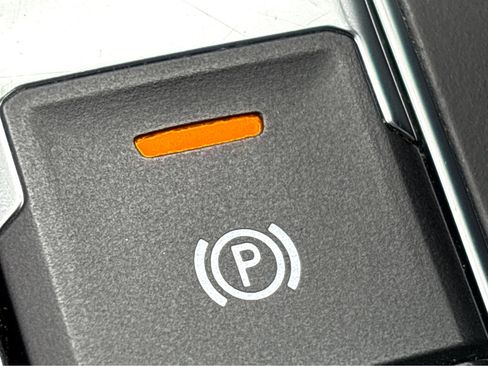 Used 2020 Volkswagen Tiguan SE w/ Panoramic Sunroof Package image 25