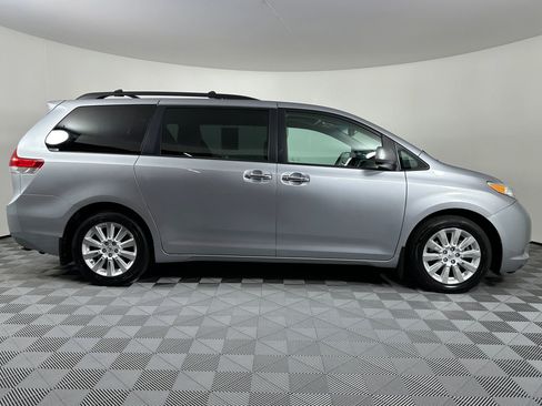 Used 2013 Toyota Sienna XLE w/ Premium Pkg AWD/4WD image 13
