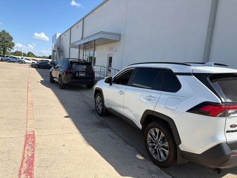 Used 2024 Toyota RAV4 XLE Premium FWD image 5