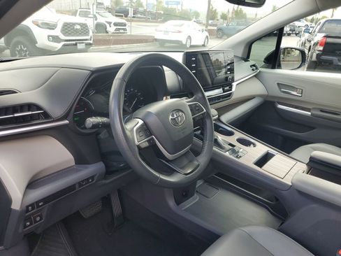 Used 2022 Toyota Sienna XLE image 8