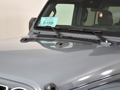Used 2024 Jeep Wrangler Unlimited Sahara AWD/4WD image 12