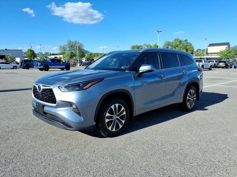 Used 2023 Toyota Highlander XLE FWD image 9