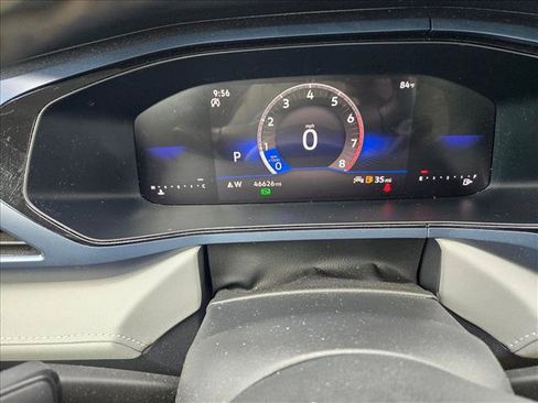 Used 2024 Volkswagen Taos SE w/ Panoramic Sunroof Package FWD image 9