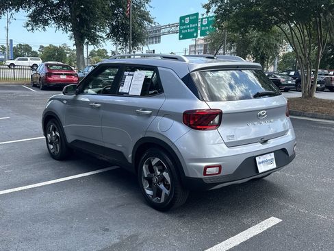 Used 2025 Hyundai Venue SEL FWD image 7