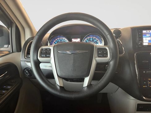 Used 2015 Chrysler Town & Country Touring-L w/ Driver Convenience Group FWD image 31