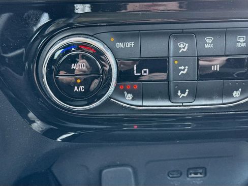 Used 2025 Chevrolet Trax LT w/ LT Convenience Package FWD image 23