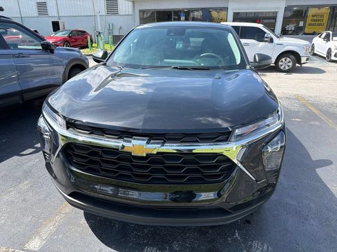 Used 2024 Chevrolet Trax LS FWD image 2