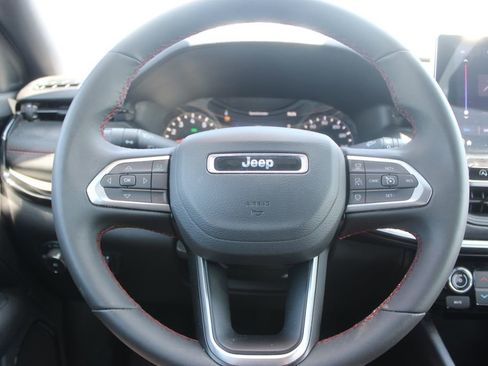 Used 2025 Jeep Compass Trailhawk AWD/4WD image 34