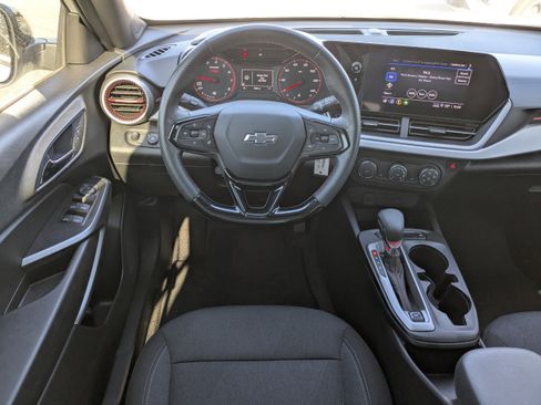 Used 2025 Chevrolet Trax RS w/ Driver Confidence Package FWD image 17
