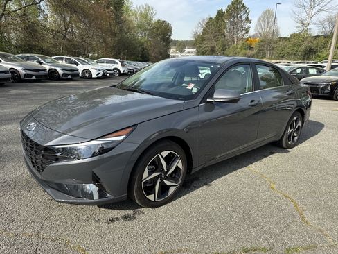 Used 2023 Hyundai Elantra Limited image 3