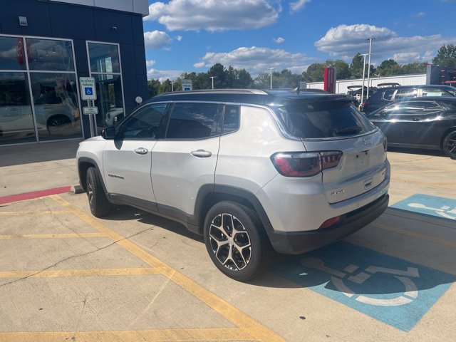 Used 2024 Jeep Compass Limited AWD/4WD image 2