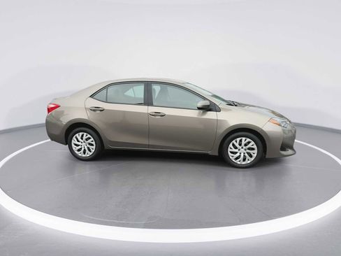 Used 2017 Toyota Corolla LE image 9