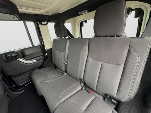 Used 2017 Jeep Wrangler Unlimited Rubicon w/ Connectivity Group AWD/4WD image 12
