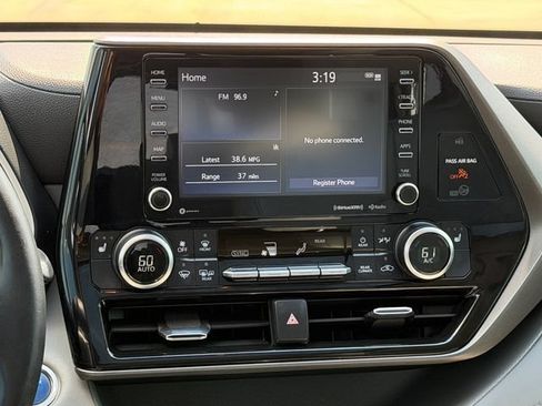 Used 2021 Toyota Highlander XLE FWD image 13
