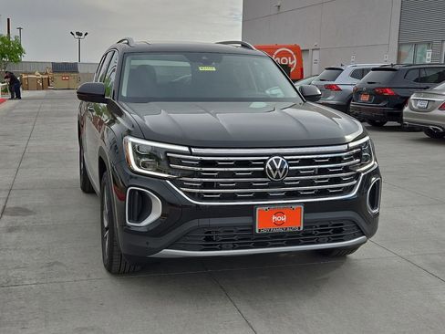 Used 2025 Volkswagen Atlas SEL image 2