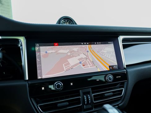 Certified 2024 Porsche Macan S image 18