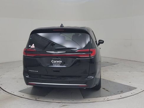 New 2026 Chrysler Pacifica Select image 13