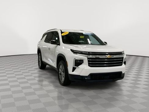 Certified 2025 Chevrolet Traverse LT image 2
