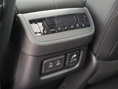 New 2026 Nissan Pathfinder Platinum FWD image 17