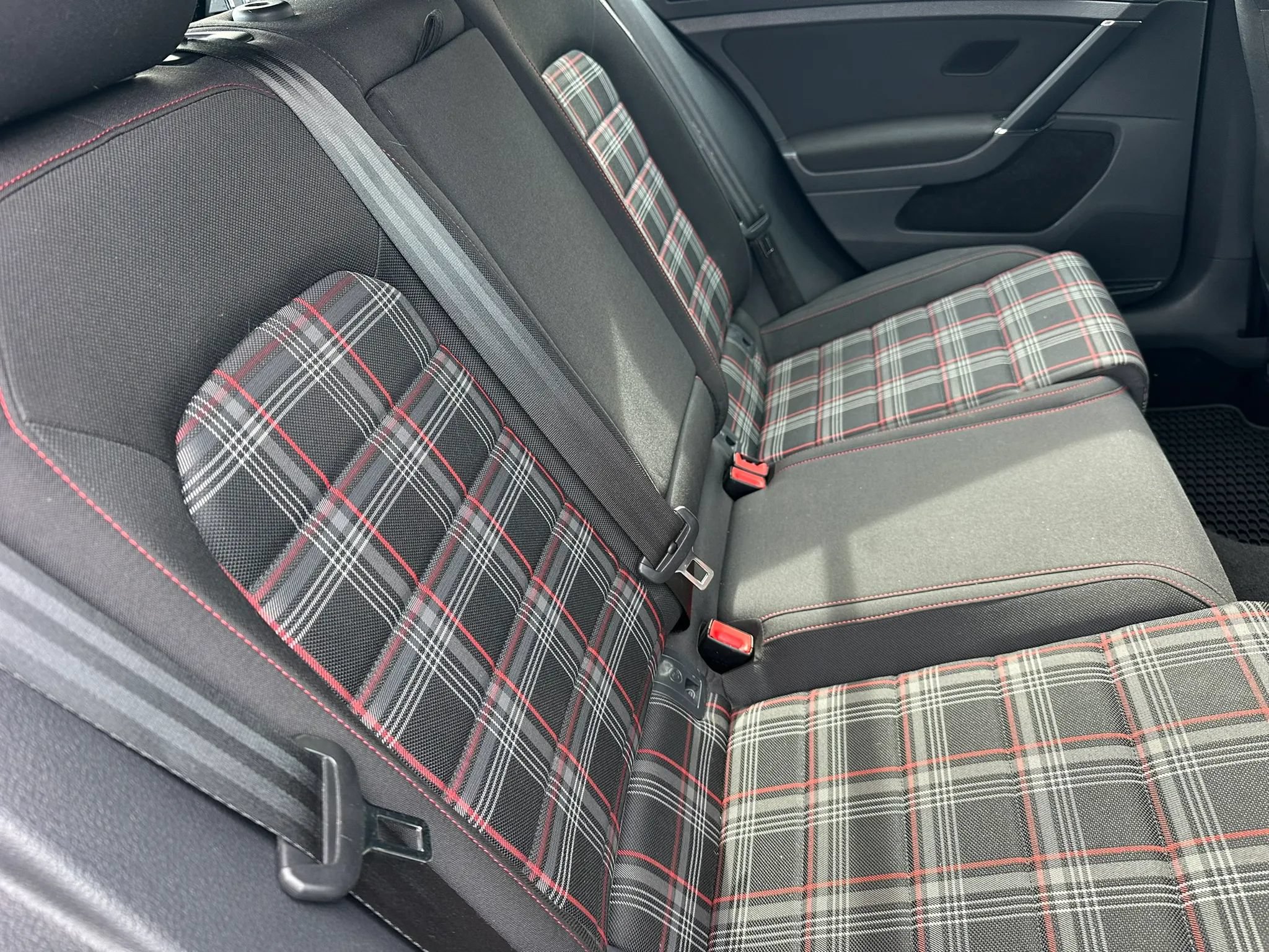 Used 2015 Volkswagen Golf 4-Door FWD image 14