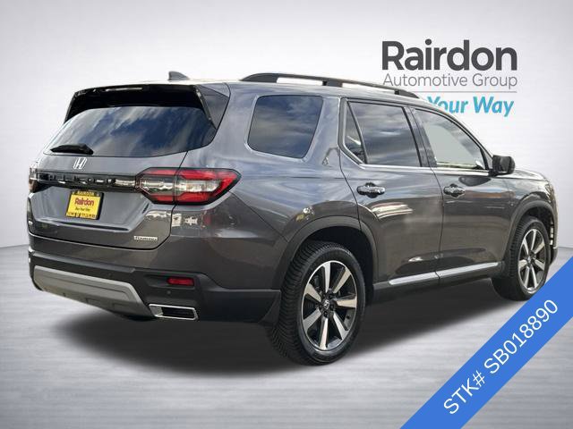 Used 2025 Honda Pilot Touring image 4