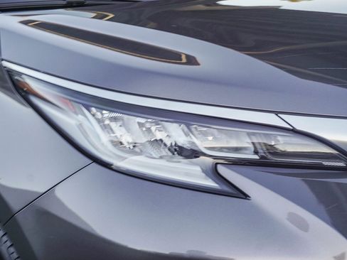 Used 2023 Toyota Sienna Limited image 11