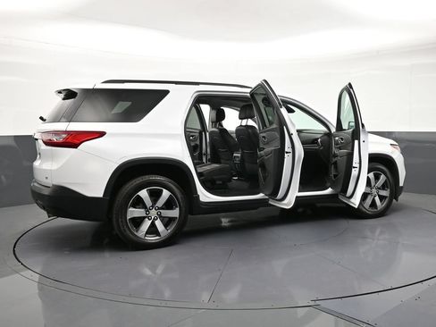 Certified 2020 Chevrolet Traverse LT w/ LT Premium Package AWD/4WD image 32