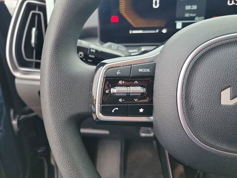 Used 2025 Kia Sorento LX image 16