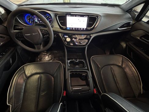 Used 2025 Chrysler Pacifica Limited FWD image 37
