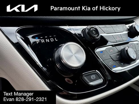 Used 2024 Chrysler Pacifica Touring-L image 12