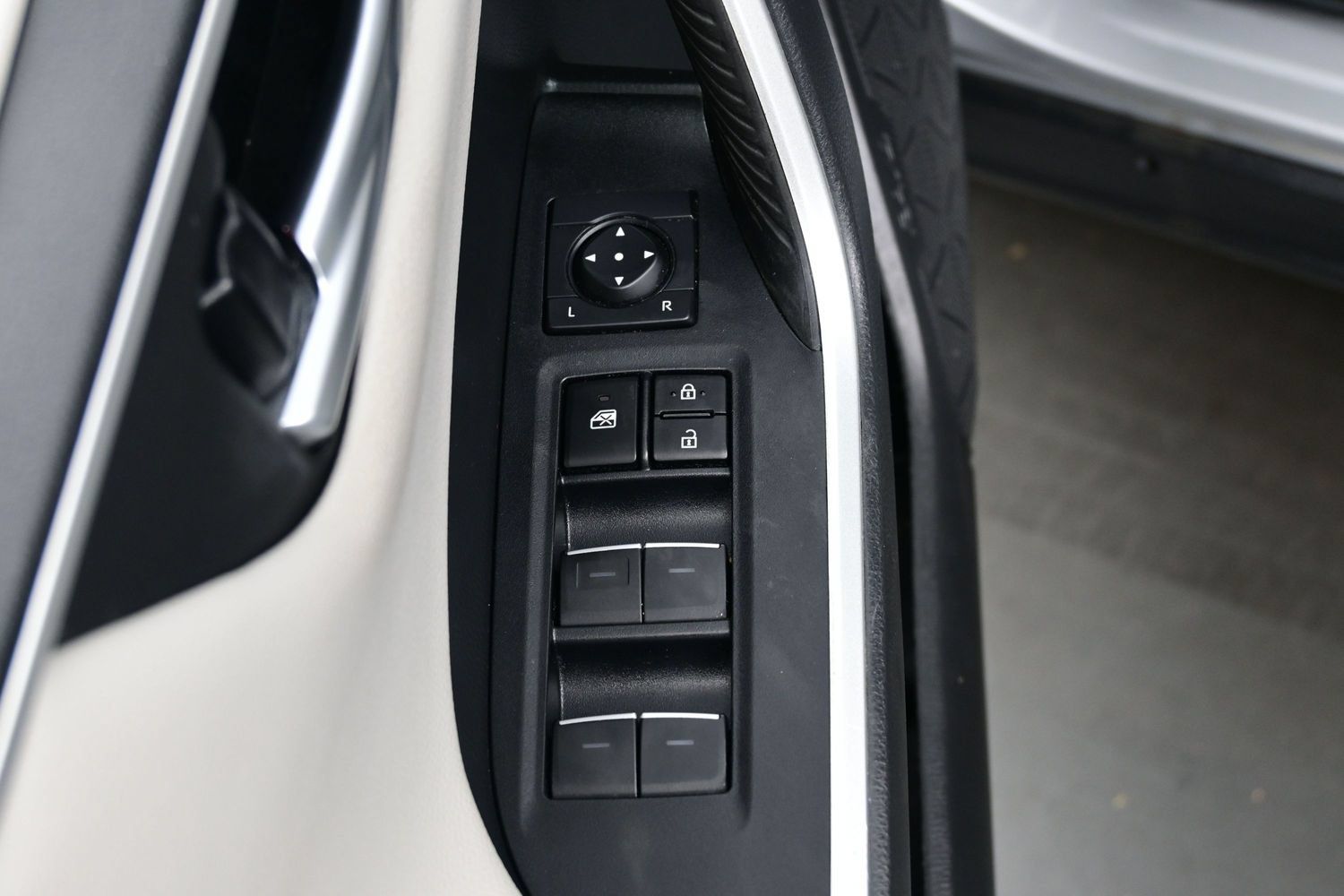 Used 2023 Toyota RAV4 Limited AWD/4WD image 10