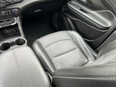 Used 2024 GMC Terrain SLT image 15