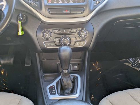 Used 2015 Jeep Cherokee Latitude FWD image 19