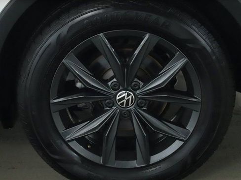 Used 2024 Volkswagen Tiguan SE image 42