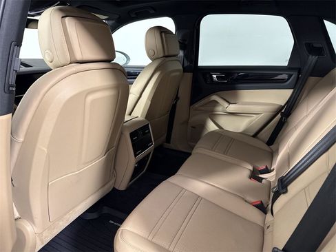 Certified 2023 Porsche Cayenne Platinum Edition image 26