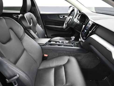 Used 2019 Volvo XC60 T6 Momentum w/ Multimedia Package image 21