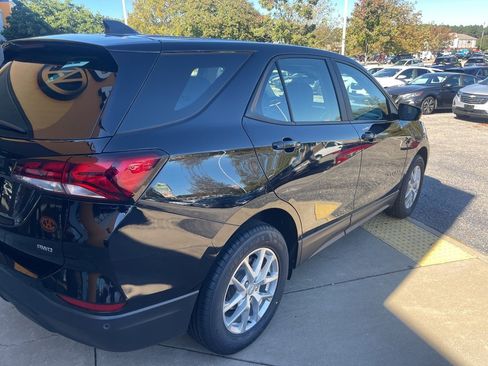Used 2022 Chevrolet Equinox LS image 4